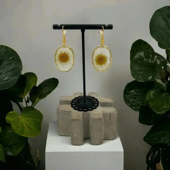 Pressed Daisies Art to Wear Statement Dangle Earrings Gold-Plated Resin Jewelry - Picture 3 of 5
